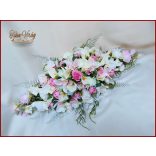 Esküvői örök asztaldísz rózsákból, kálákkal, orchideával, liziantusszal kövekkel díszített 