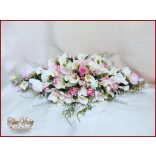 Esküvői örök asztaldísz rózsákból, kálákkal, orchideával, liziantusszal kövekkel díszített 