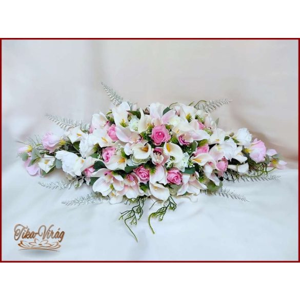 Esküvői örök asztaldísz rózsákból, kálákkal, orchideával, liziantusszal kövekkel díszített 