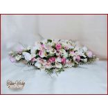 Esküvői örök asztaldísz rózsákból, kálákkal, orchideával, liziantusszal kövekkel díszített 