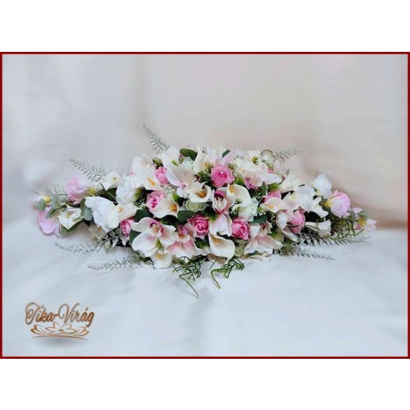 Esküvői örök asztaldísz rózsákból, kálákkal, orchideával, liziantusszal kövekkel díszített 