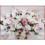 Esküvői örök asztaldísz rózsákból, kálákkal, orchideával, liziantusszal kövekkel díszített 