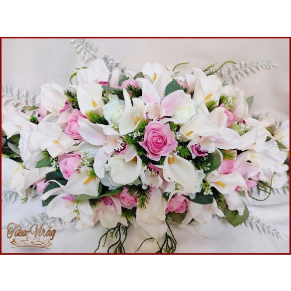 Esküvői örök asztaldísz rózsákból, kálákkal, orchideával, liziantusszal kövekkel díszített 