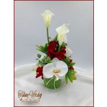 Fehér-piros virágokból álló ikebana 