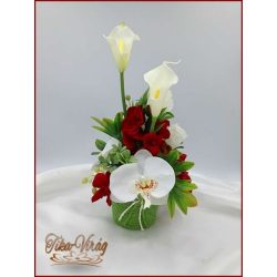 Fehér-piros virágokból álló ikebana 