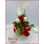 Fehér-piros virágokból álló ikebana 