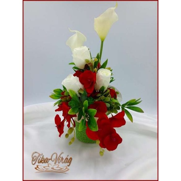 Fehér-piros virágokból álló ikebana 