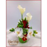 Fehér-piros virágokból álló ikebana 