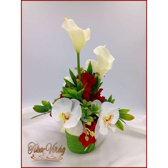 Fehér-piros virágokból álló ikebana 