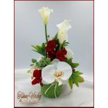 Fehér-piros virágokból álló ikebana 