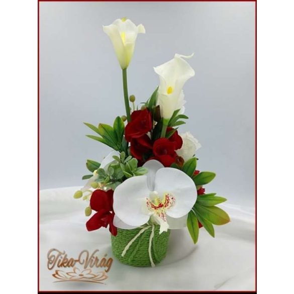 Fehér-piros virágokból álló ikebana 