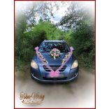 Rózsaszín rózsás-fehér kálás autódísz- rózsaszín organza díszítéssel 