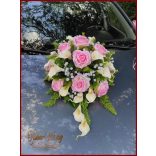 Rózsaszín rózsás-fehér kálás autódísz- rózsaszín organza díszítéssel 