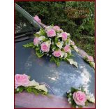 Rózsaszín rózsás-fehér kálás autódísz- rózsaszín organza díszítéssel 