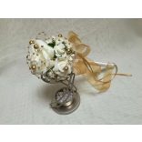 Ekrü-arany dobó, koszorúslány vagy köszöntő örök-csokor 