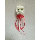 Ekrü-piros szalaggal dobó, koszorúslány vagy köszöntő örök-csokor 