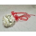 Ekrü-piros szalaggal dobó, koszorúslány vagy köszöntő örök-csokor 