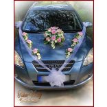 Rózsaszín rózsás-fehér kálás autódísz- fehér organza díszítéssel 