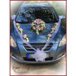   Rózsaszín rózsás-fehér kálás autódísz- fehér organza díszítéssel 