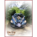 Rózsaszín rózsás-fehér kálás autódísz- fehér organza díszítéssel 