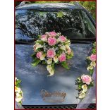 Rózsaszín rózsás-fehér kálás autódísz- fehér organza díszítéssel 