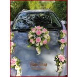 Rózsaszín rózsás-fehér kálás autódísz- fehér organza díszítéssel 