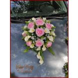 Rózsaszín rózsás-fehér kálás autódísz- fehér organza díszítéssel 