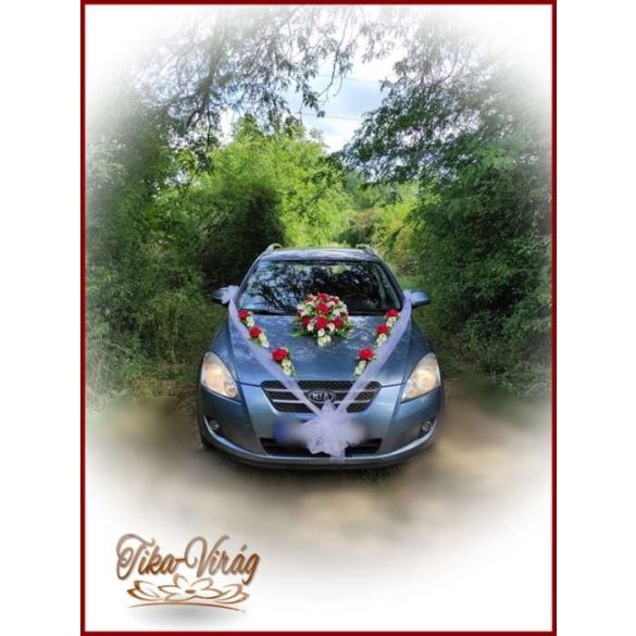 Piros rózsás-fehér kálás autódísz- fehér organza díszítéssel 