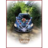 Piros rózsás-fehér kálás autódísz- fehér organza díszítéssel 