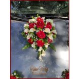 Piros rózsás-fehér kálás autódísz- fehér organza díszítéssel 