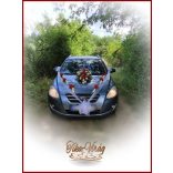 Piros rózsás-fehér kálás autódísz- fehér organza díszítéssel 