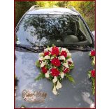 Piros rózsás-fehér kálás autódísz- fehér organza díszítéssel 