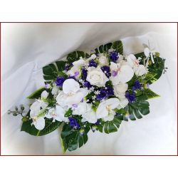 Fehér-királykék rózsás-orchideás asztaldísz 