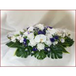 Fehér-királykék rózsás-orchideás asztaldísz 