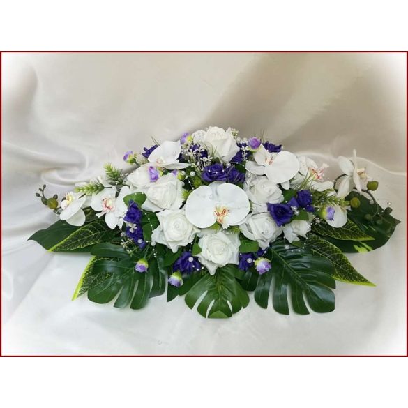 Fehér-királykék rózsás-orchideás asztaldísz 