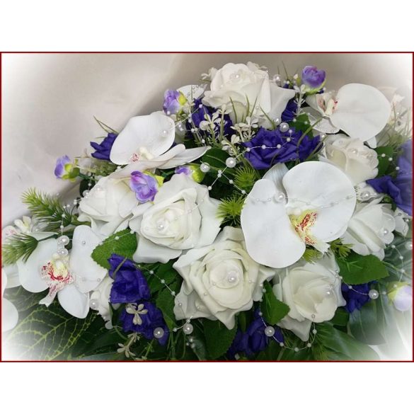 Fehér-királykék rózsás-orchideás asztaldísz 