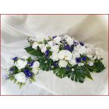 Fehér-királykék rózsás-orchideás asztaldísz 