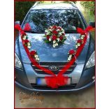 Piros rózsás-fehér kálás autódísz- piros organza díszítéssel 