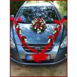   Piros rózsás-fehér kálás autódísz- piros organza díszítéssel 