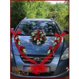 Piros rózsás-fehér kálás autódísz- piros organza díszítéssel 