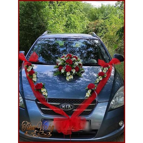 Piros rózsás-fehér kálás autódísz- piros organza díszítéssel 