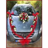 Piros rózsás-fehér kálás autódísz- piros organza díszítéssel 