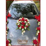 Piros rózsás-fehér kálás autódísz- piros organza díszítéssel 