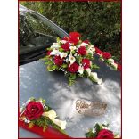 Piros rózsás-fehér kálás autódísz- piros organza díszítéssel 