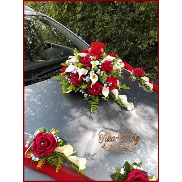 Piros rózsás-fehér kálás autódísz- piros organza díszítéssel 