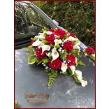 Piros rózsás-fehér kálás autódísz- piros organza díszítéssel 