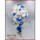 Fehér rózsás- Fehér orchideás király-kék hortenziával díszített örök-csepp csokor 