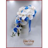 Fehér rózsás- Fehér orchideás király-kék hortenziával díszített örök-csepp csokor 