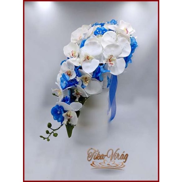 Fehér rózsás- Fehér orchideás király-kék hortenziával díszített örök-csepp csokor 