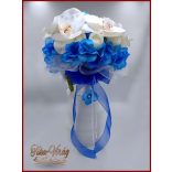 Fehér rózsás- Fehér orchideás király-kék hortenziával díszített örök-csepp csokor 